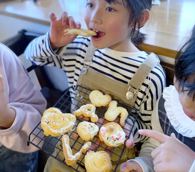 自分で作ったお菓子を食べるお子さん